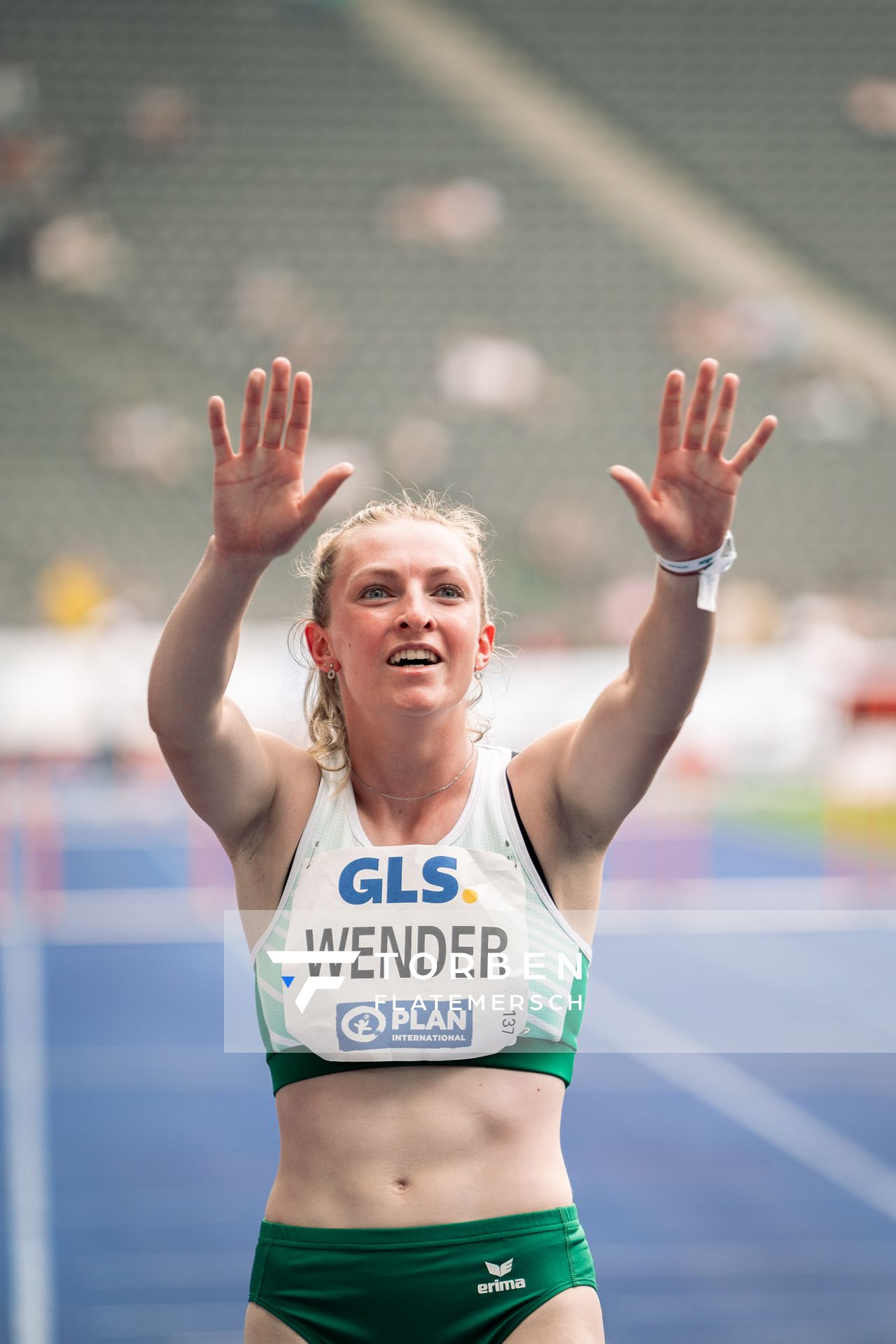 Gisele Wender (SV Preussen Berlin) vor dem 400m Huerden Halbfinale waehrend der deutschen Leichtathletik-Meisterschaften im Olympiastadion am 25.06.2022 in Berlin